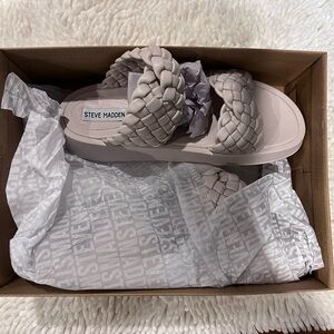 New Helsa Steve Madden Sandals